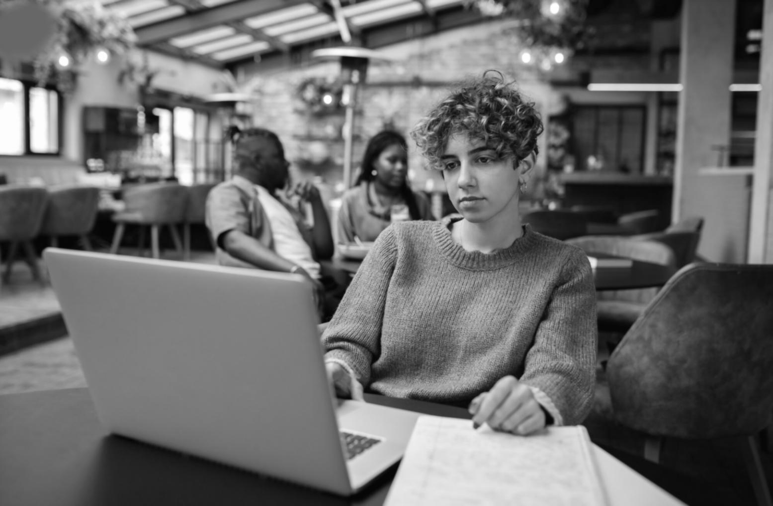 Estudiantes participando en formación financiera